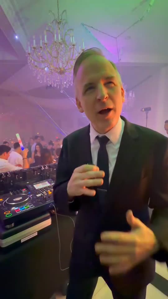 Club-style reception with CO2 cannons, lasers and a video wall